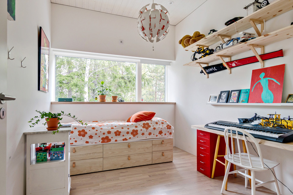 Foto på ett mellanstort minimalistiskt flickrum kombinerat med sovrum och för 4-10-åringar, med vita väggar och ljust trägolv