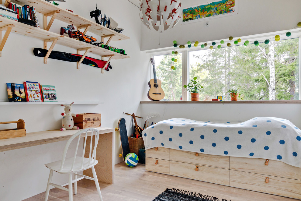 Exempel på ett mellanstort minimalistiskt pojkrum kombinerat med sovrum och för 4-10-åringar, med vita väggar, ljust trägolv och beiget golv
