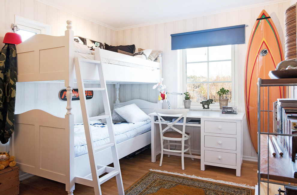 Imagen de dormitorio infantil de 4 a 10 años costero de tamaño medio con paredes beige y suelo de madera clara
