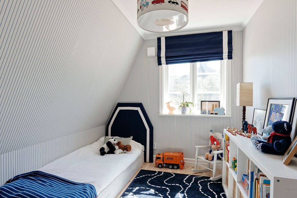 Idéer för mellanstora minimalistiska pojkrum kombinerat med sovrum och för 4-10-åringar, med flerfärgade väggar och ljust trägolv