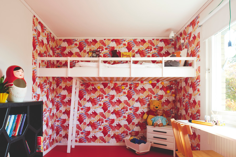 На фото: детская среднего размера в скандинавском стиле с спальным местом, разноцветными стенами, полом из винила и красным полом для ребенка от 4 до 10 лет, девочки
