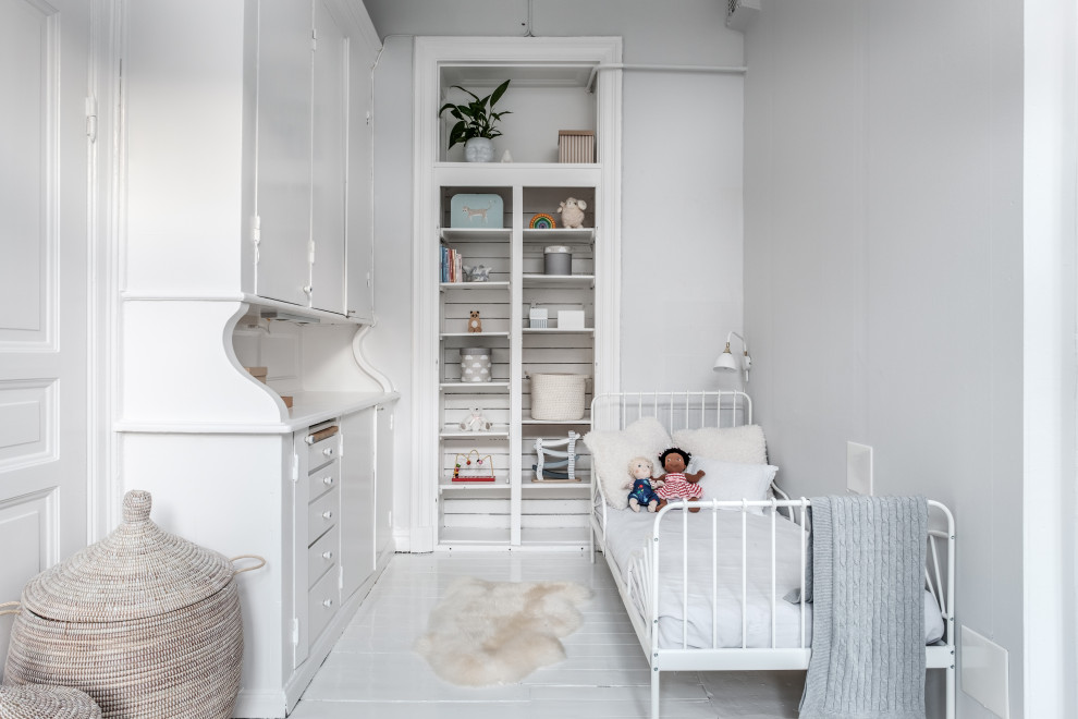Inspiration för mellanstora nordiska flickrum kombinerat med sovrum och för 4-10-åringar, med grå väggar och grått golv