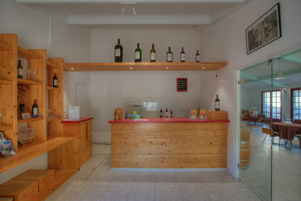 ボルドーにある高級な中くらいなカントリー風のおしゃれなウェット バー (オープンシェルフ、淡色木目調キャビネット、赤いキッチンカウンター) の写真
