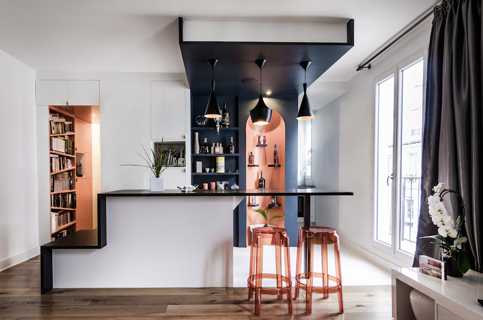 Imagen de bar en casa con barra de bar lineal actual de tamaño medio con suelo de madera en tonos medios y armarios abiertos