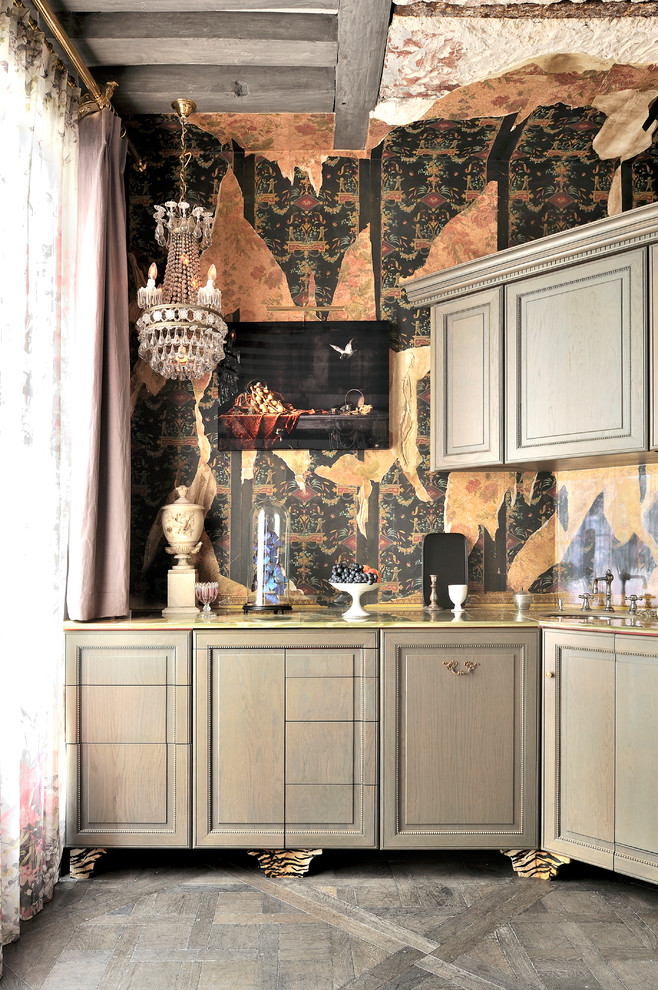 Esempio di un angolo bar bohémian con lavello sottopiano, ante con bugna sagomata, ante grigie, paraspruzzi multicolore e pavimento grigio