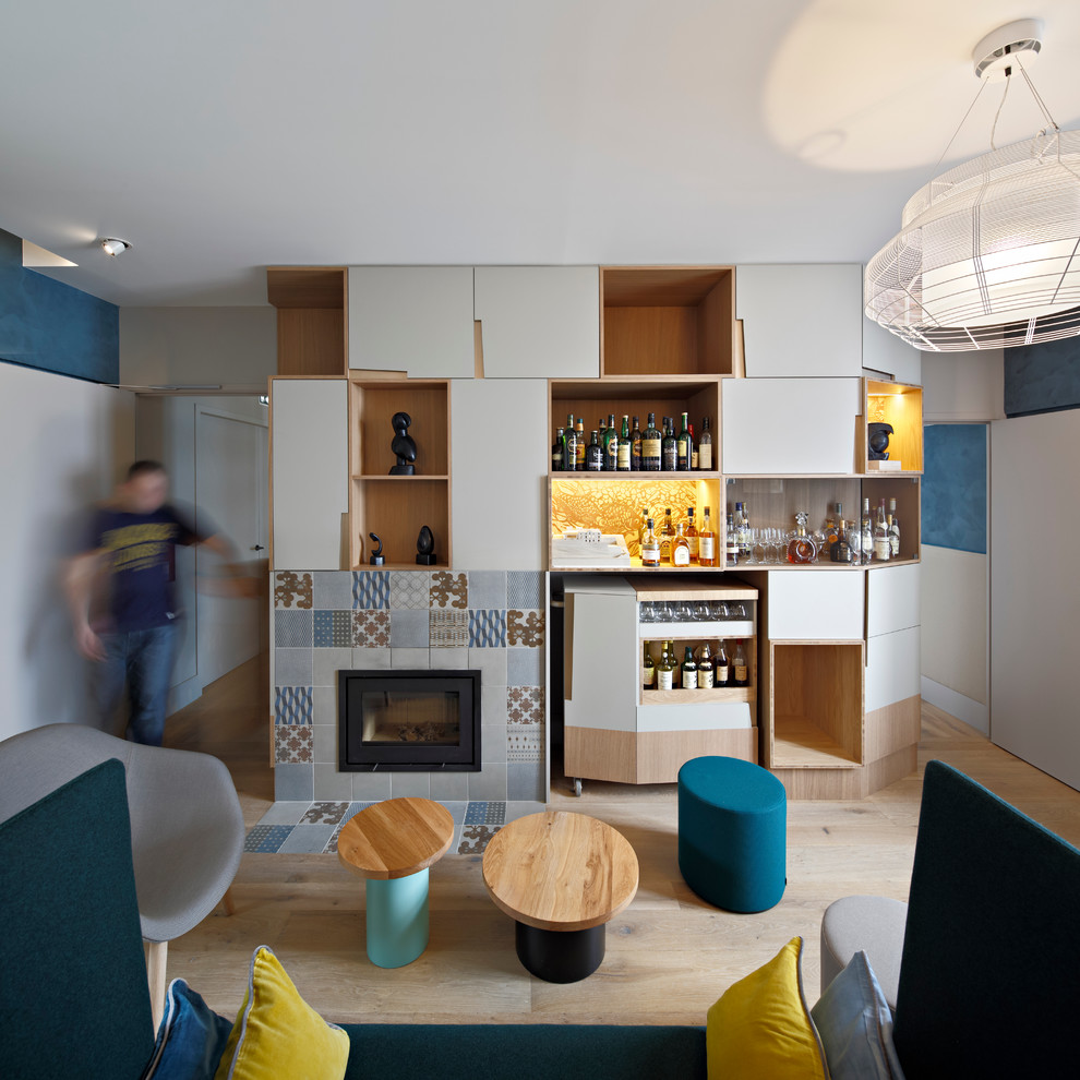 Einzeilige, Mittelgroße Moderne Hausbar mit Bartresen, weißen Schränken und hellem Holzboden in Nantes
