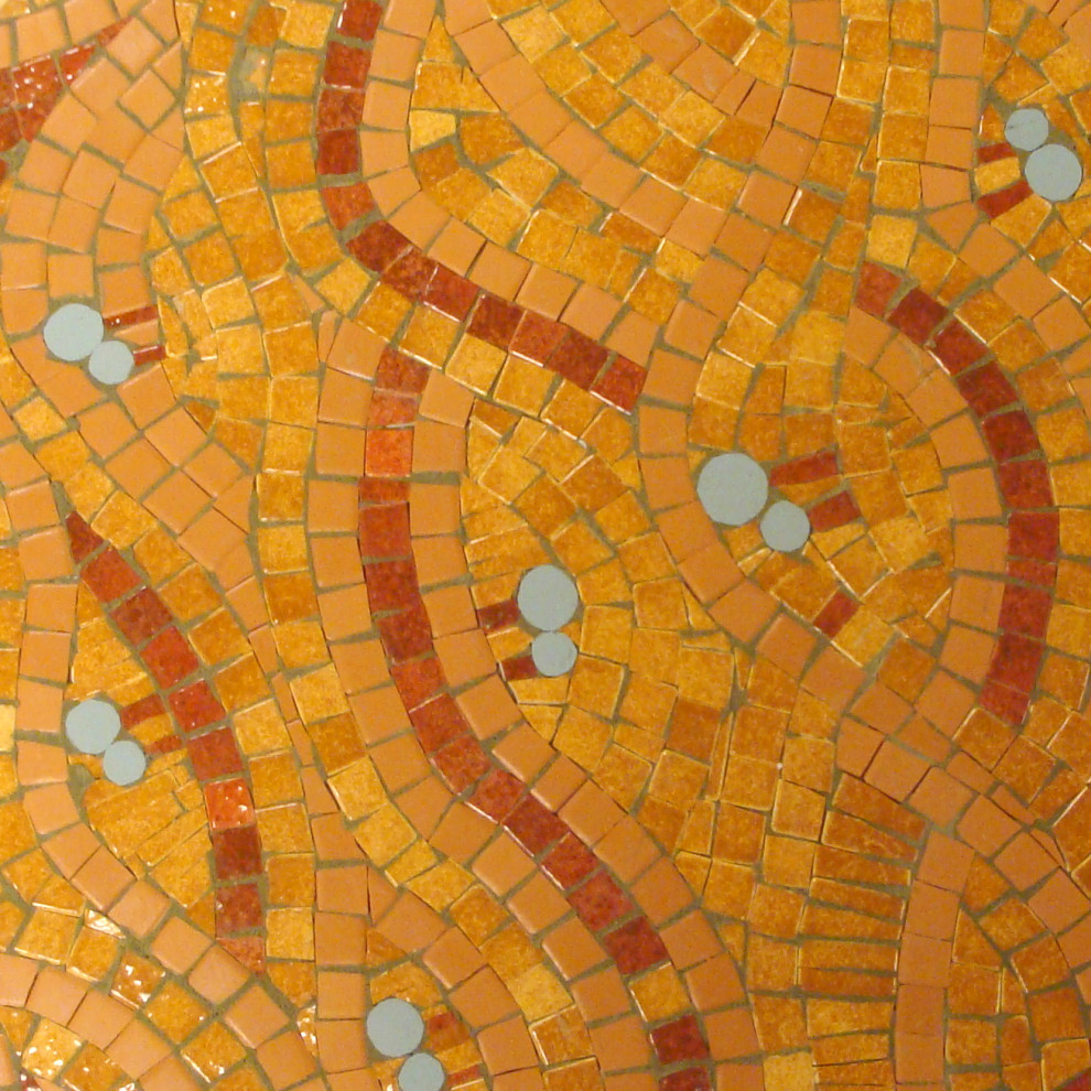 Idée de décoration pour un bar de salon design avec des tabourets, plan de travail carrelé, une crédence orange, une crédence en mosaïque, tomettes au sol, un sol rouge et un plan de travail orange.