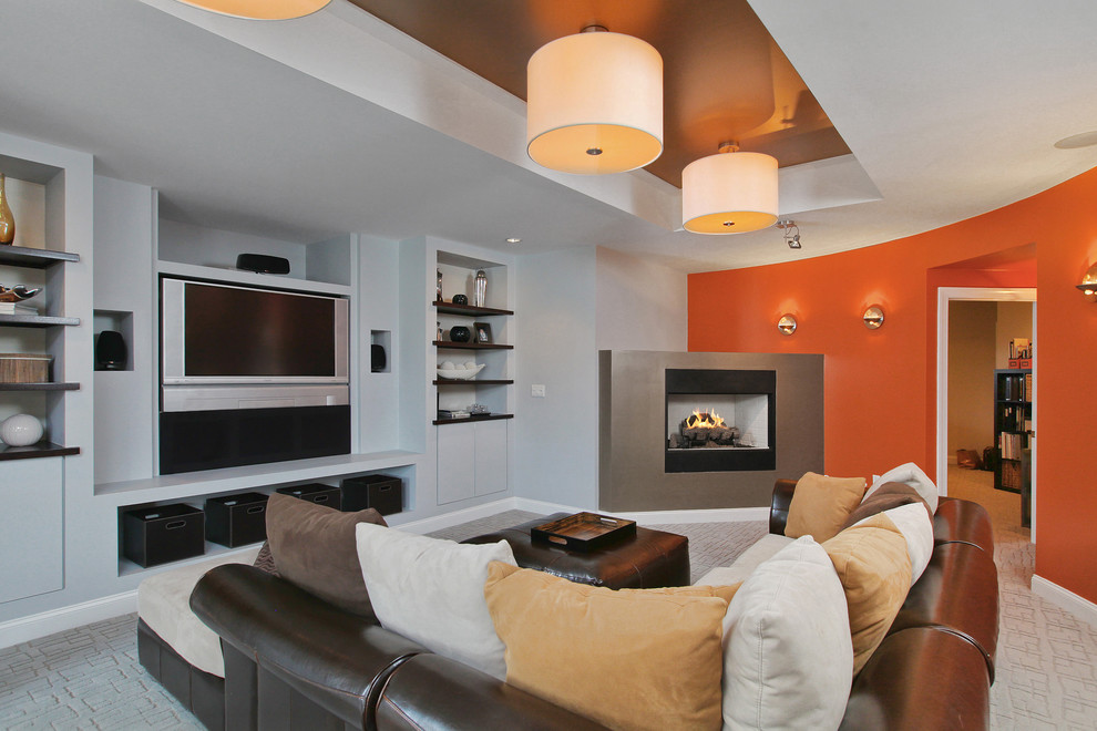 Exemple d'une salle de séjour tendance avec une cheminée d'angle, un mur orange, un manteau de cheminée en métal, moquette et un sol gris.