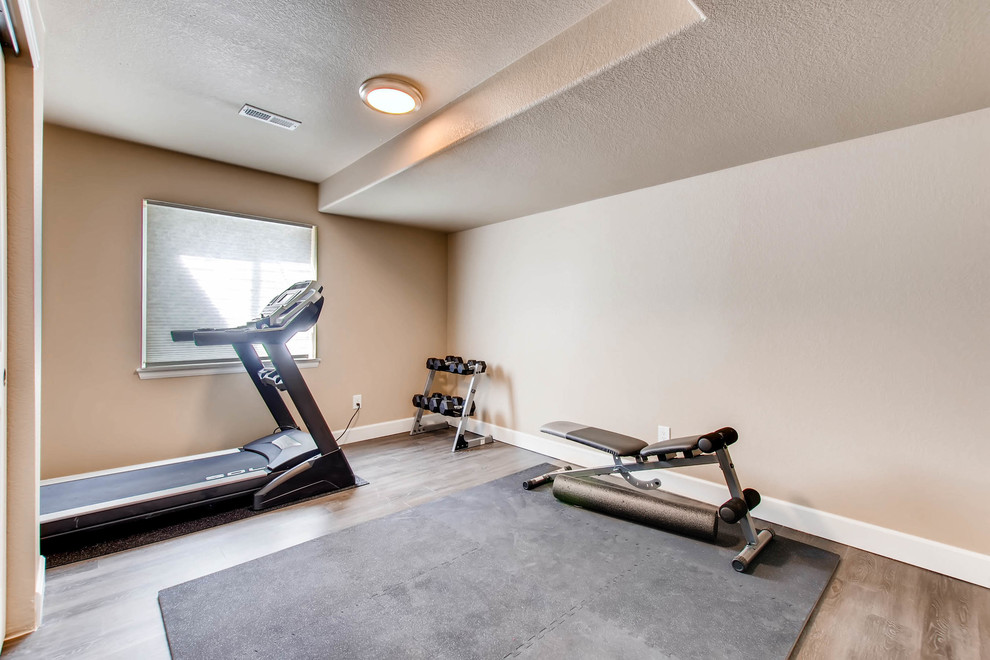 Großer Moderner Fitnessraum mit beiger Wandfarbe, Teppichboden und beigem Boden in Denver