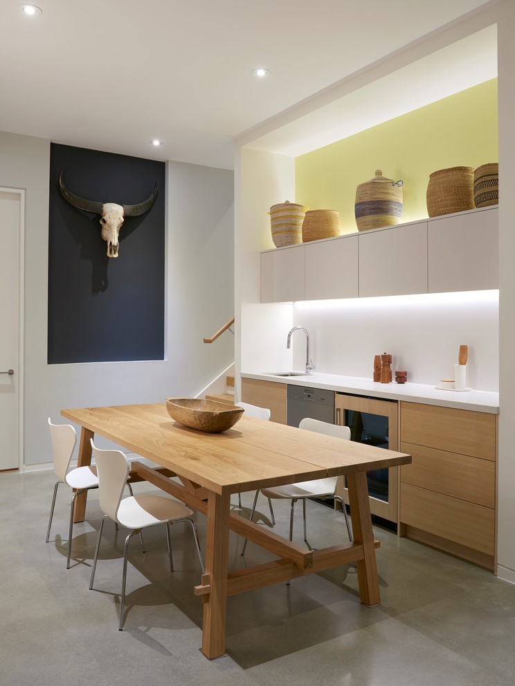 Источник вдохновения для домашнего уюта: столовая в современном стиле с серыми стенами, бетонным полом и серым полом