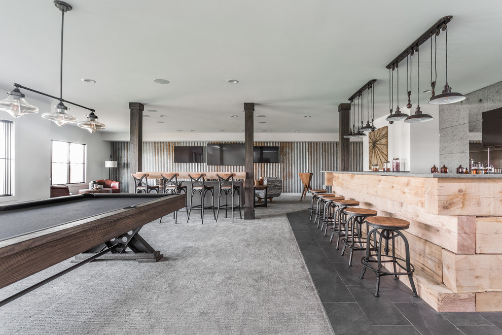 Immagine di un'ampia taverna country con sbocco, pareti bianche, moquette e pavimento grigio