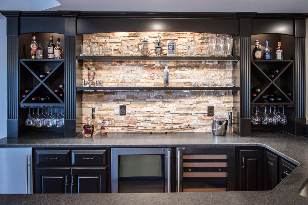Ejemplo de bar en casa tradicional grande con suelo de madera en tonos medios y suelo marrón