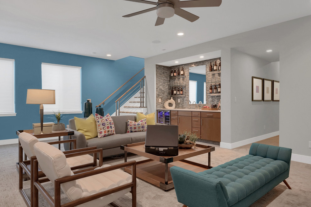 Idee per un grande soggiorno contemporaneo aperto con angolo bar, moquette, TV a parete, pavimento beige e pareti blu