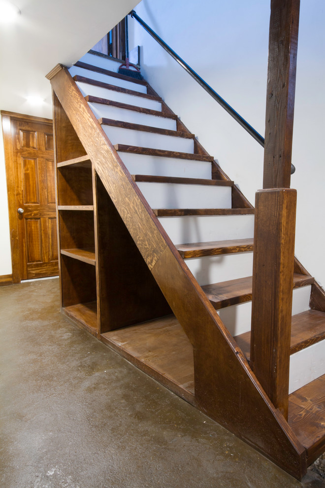 Exemple d'un escalier craftsman de taille moyenne avec rangements.
