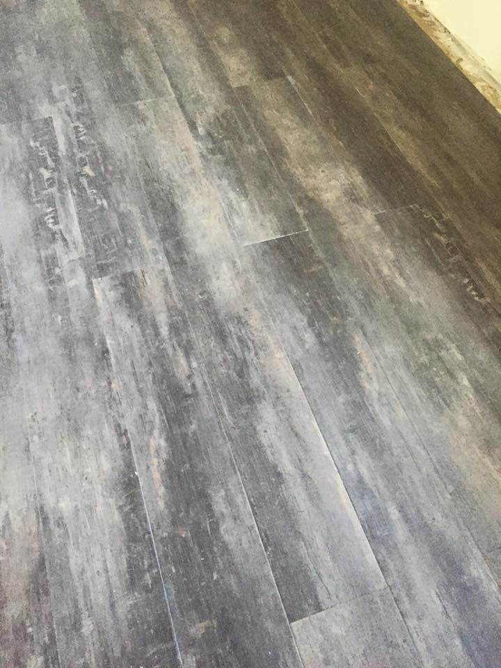 Mittelgroßes Klassisches Souterrain ohne Kamin mit grauer Wandfarbe und Vinylboden in Raleigh