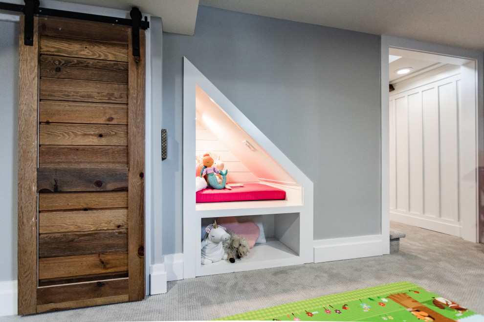 Ejemplo de sótano en el subsuelo de estilo de casa de campo de tamaño medio con bar en casa, paredes blancas, moqueta, suelo gris, madera y panelado