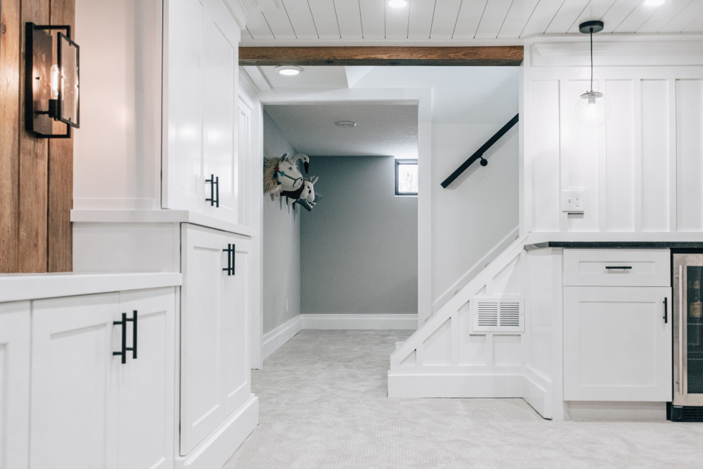 Ejemplo de sótano en el subsuelo de estilo de casa de campo de tamaño medio con bar en casa, paredes blancas, moqueta, suelo gris, madera y panelado