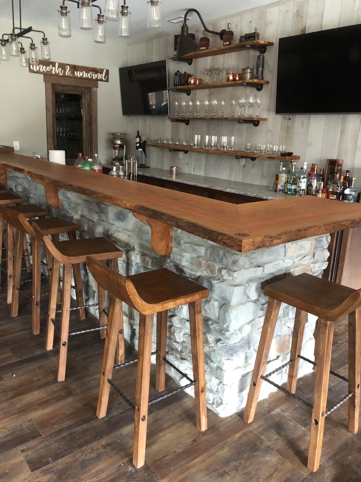 This is an example of a rustic home bar in Huntington.