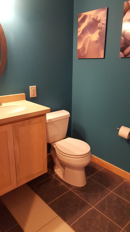 Inredning av ett klassiskt stort toalett, med blå väggar