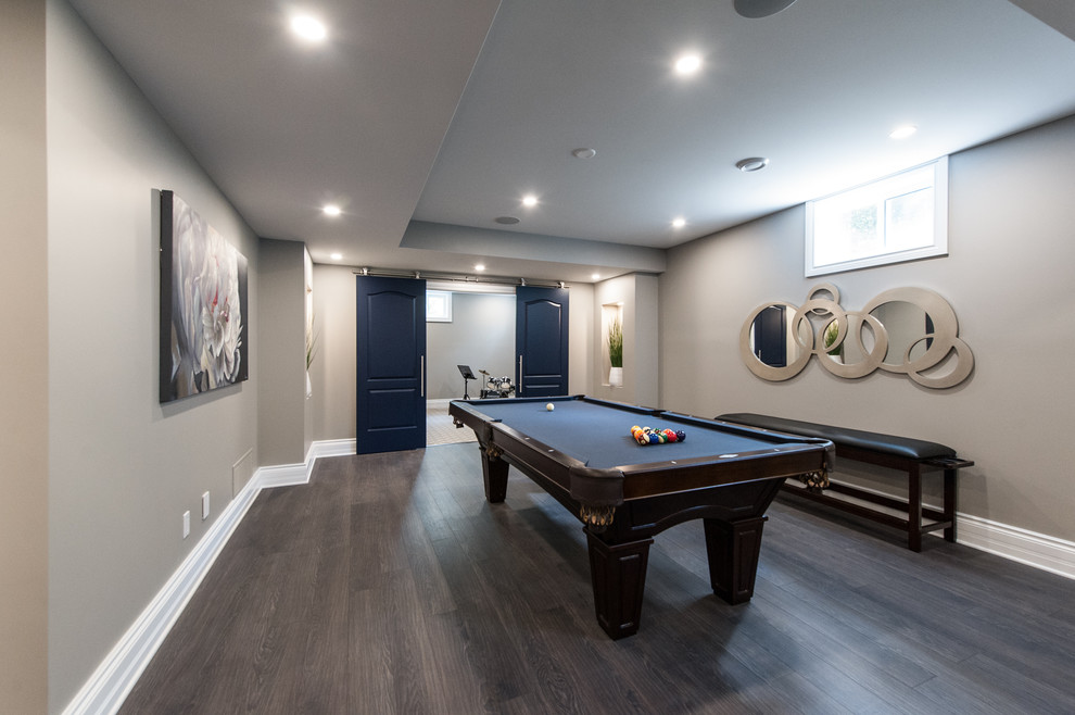 Design ideas for a large traditional look-out basement in Ottawa.
