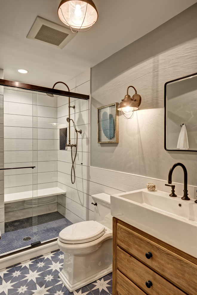 Imagen de cuarto de baño costero grande con paredes blancas, suelo de cemento, suelo azul y machihembrado