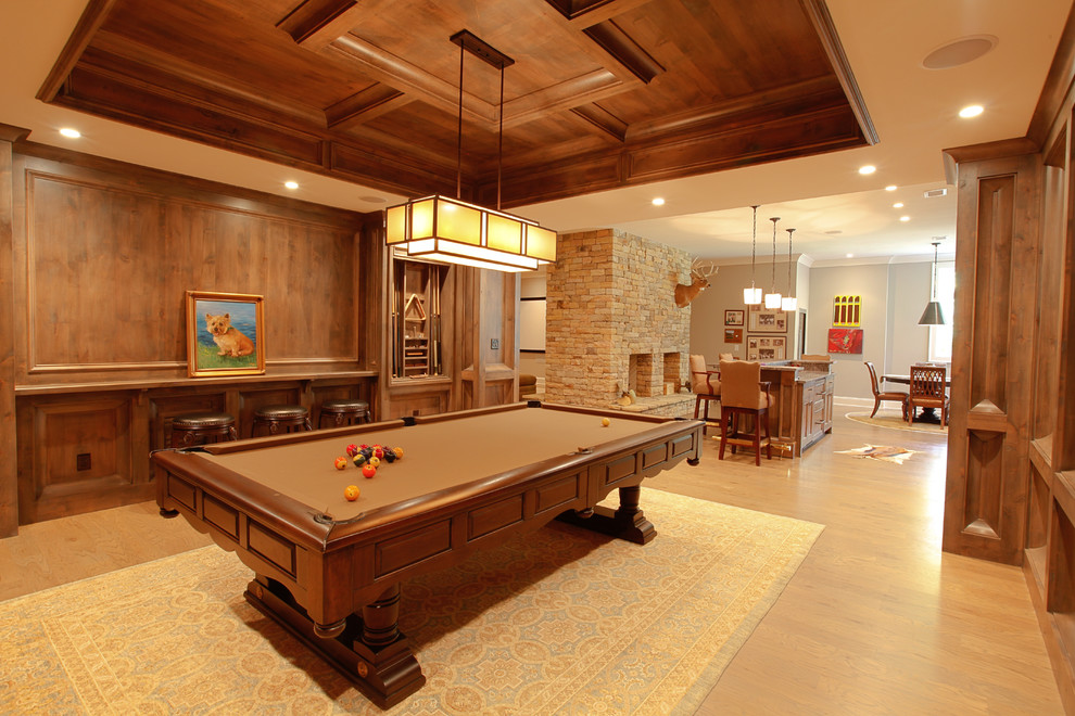 Klassisches Wohnzimmer mit beiger Wandfarbe, hellem Holzboden und beigem Boden in Atlanta