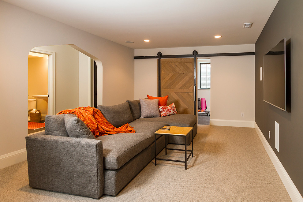 Modelo de sótano con ventanas tradicional renovado de tamaño medio con paredes grises, moqueta y suelo beige