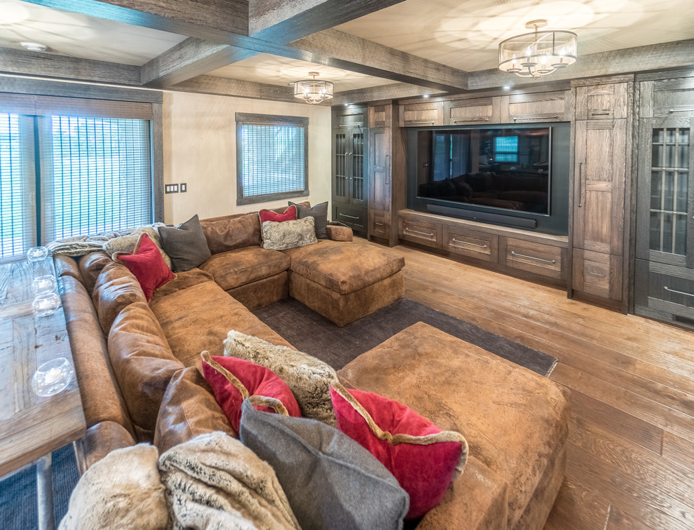 Immagine di un grande soggiorno stile rurale con pareti grigie, pavimento in legno massello medio e pavimento marrone