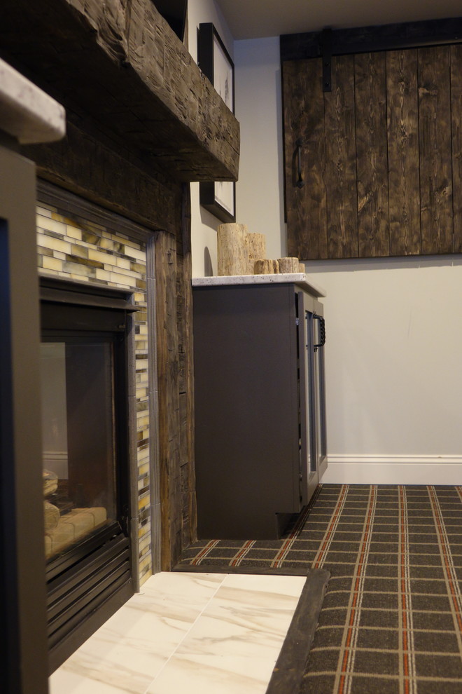 Aménagement d'un très grand sous-sol classique donnant sur l'extérieur avec un mur gris, moquette, une cheminée standard, un manteau de cheminée en carrelage et un sol multicolore.