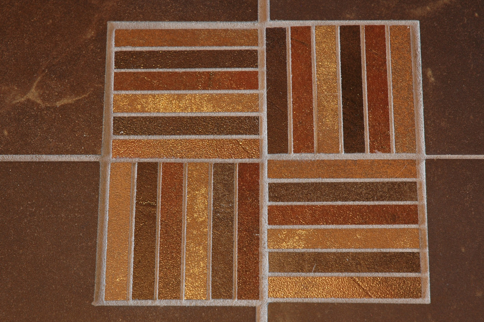 Exemple d'un sous-sol tendance donnant sur l'extérieur avec un mur beige, un sol en carrelage de céramique et aucune cheminée.