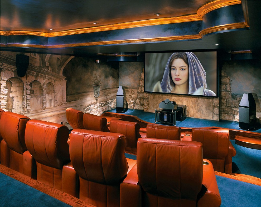 Идея дизайна: большой домашний кинотеатр в средиземноморском стиле с разноцветными стенами, ковровым покрытием и синим полом