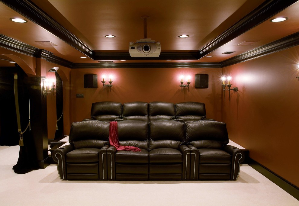 Exemple d'une salle de cinéma chic de taille moyenne avec un mur rouge, moquette et un sol beige.