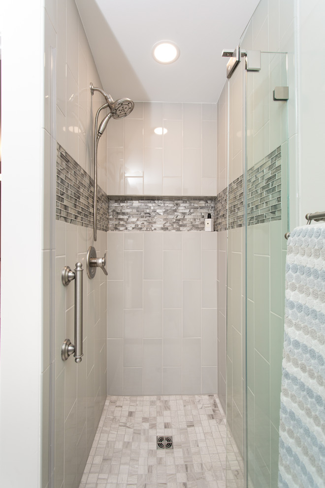 Idee per un'ampia stanza da bagno american style con pavimento in vinile