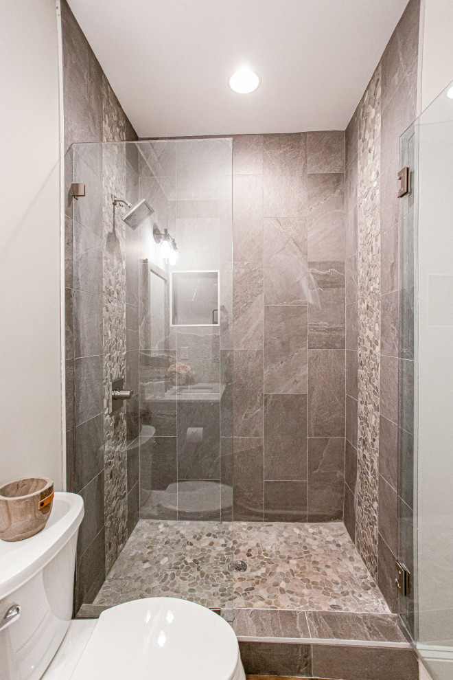 Ispirazione per una grande stanza da bagno tradizionale con pareti grigie, pavimento in laminato e pavimento beige