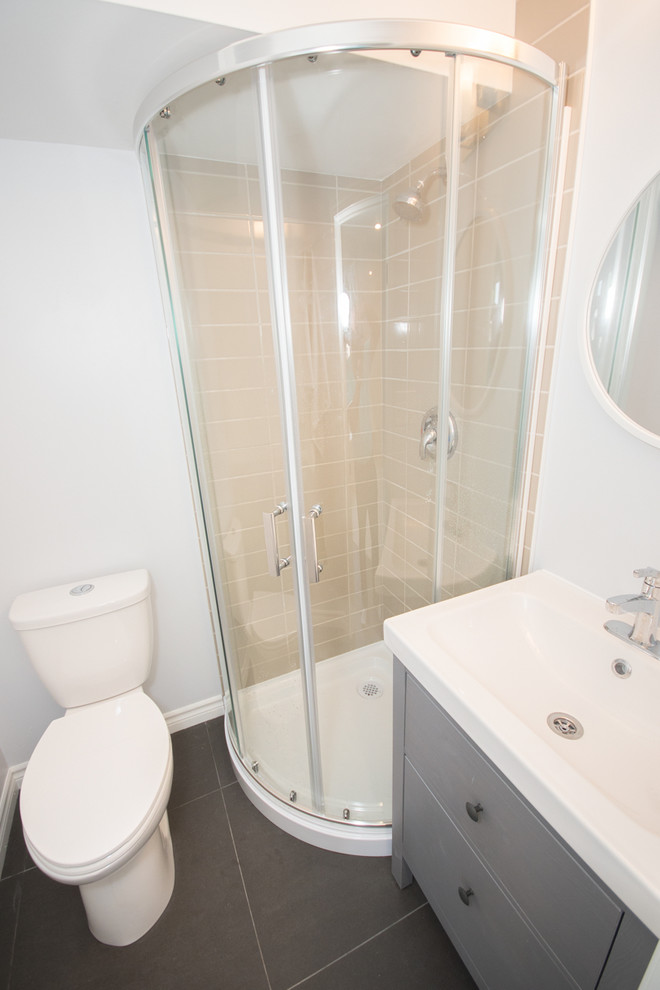 Стильный дизайн: ванная комната среднего размера в современном стиле с белыми стенами, полом из ламината и белым полом - последний тренд