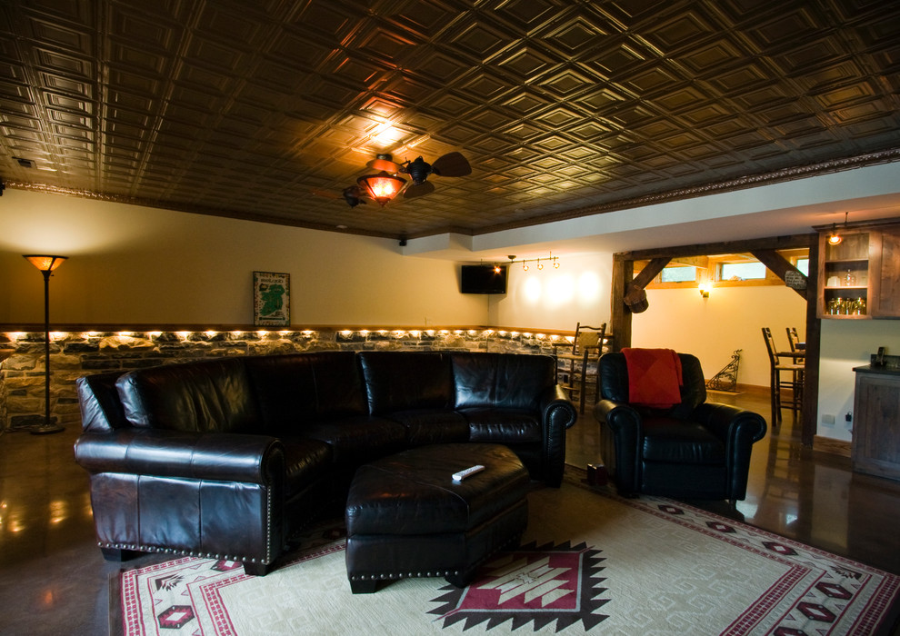 Esempio di un'ampia taverna con sbocco, pareti beige e pavimento in cemento