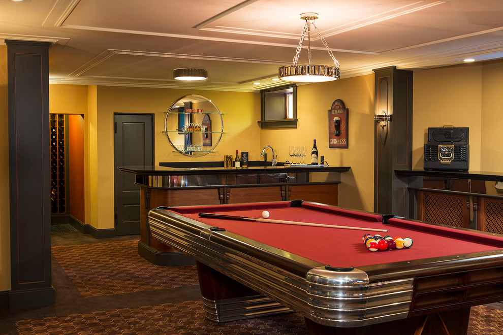 Klassisches Untergeschoss ohne Kamin mit gelber Wandfarbe, Teppichboden und braunem Boden in Minneapolis