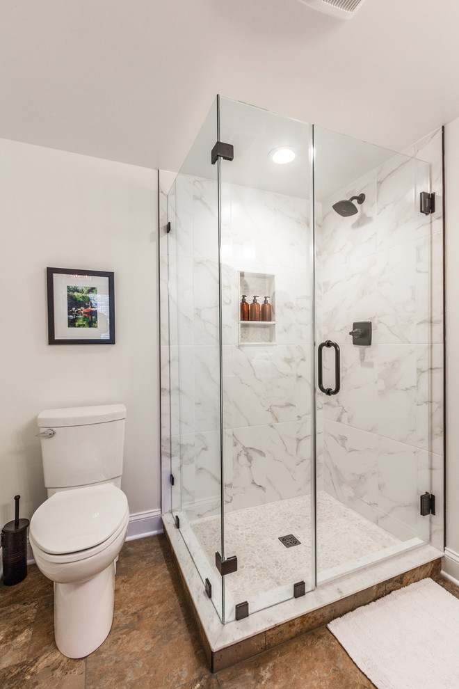 Cette image montre une salle de bain bohème de taille moyenne avec un mur gris, sol en stratifié et un sol gris.