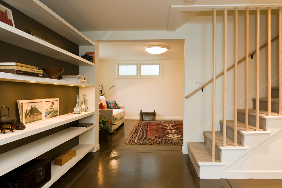 Idéer för att renovera en mellanstor vintage källare utan ingång, med vita väggar, betonggolv och brunt golv