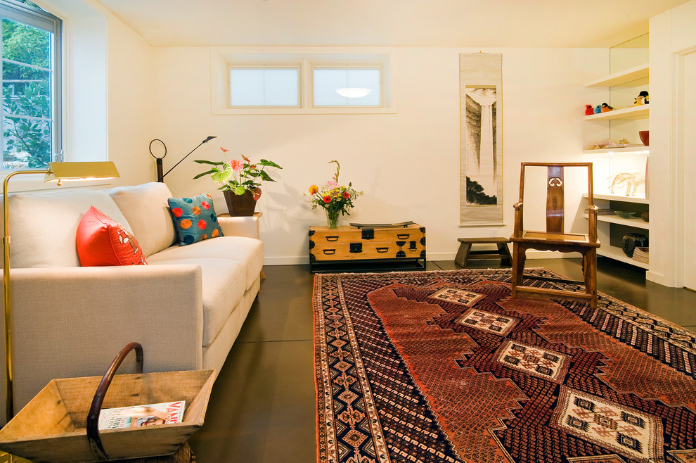 Пример оригинального дизайна: гостиная комната среднего размера в стиле фьюжн с бетонным полом, белыми стенами и зеленым полом без камина