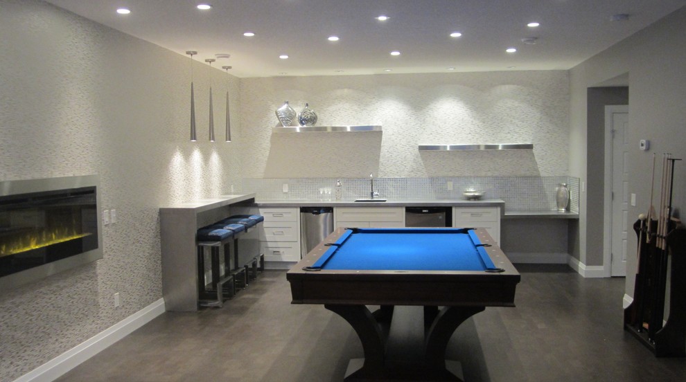 Modernes Untergeschoss mit grauer Wandfarbe, dunklem Holzboden und Gaskamin in Calgary