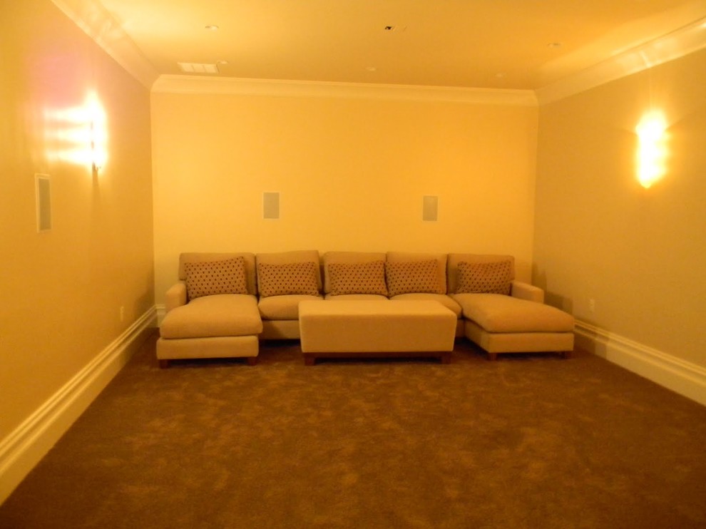 Exemple d'une grande salle de cinéma tendance avec un mur beige, un sol en carrelage de céramique et un sol beige.