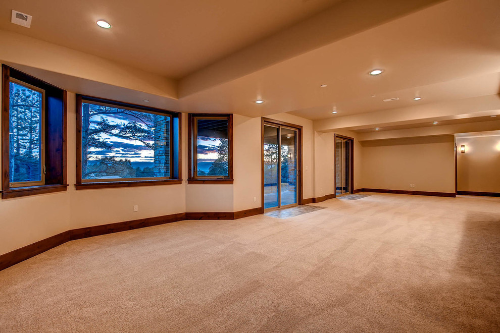 Großes Klassisches Souterrain mit beiger Wandfarbe und Teppichboden in Denver