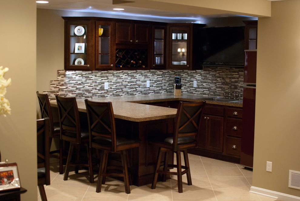 This is an example of a contemporary home bar in Cleveland.