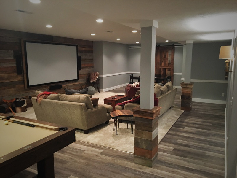 Mittelgroßes Uriges Untergeschoss ohne Kamin mit beiger Wandfarbe und braunem Holzboden in Cleveland