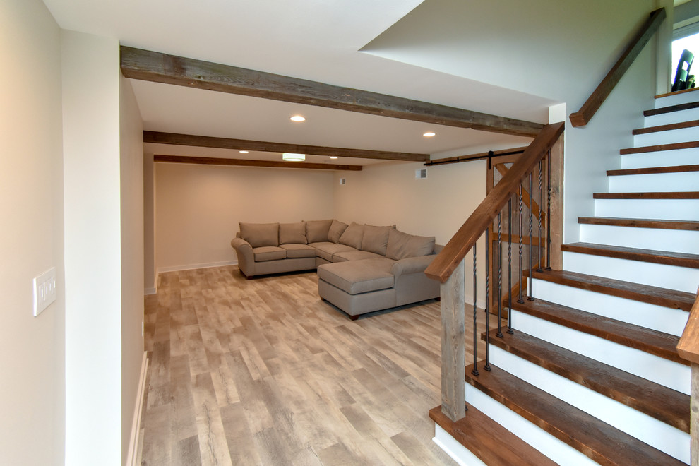 Mittelgroßes Rustikales Untergeschoss mit beiger Wandfarbe, Vinylboden und braunem Boden in Milwaukee