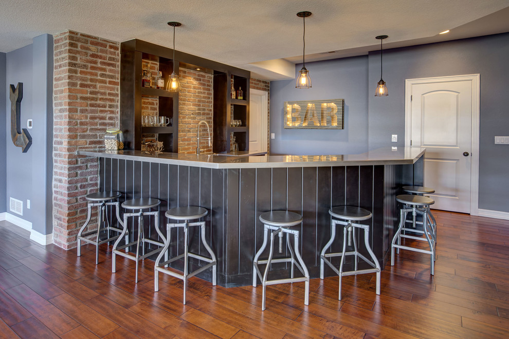 Idée de décoration pour un bar de salon tradition de taille moyenne avec parquet foncé et un sol marron.
