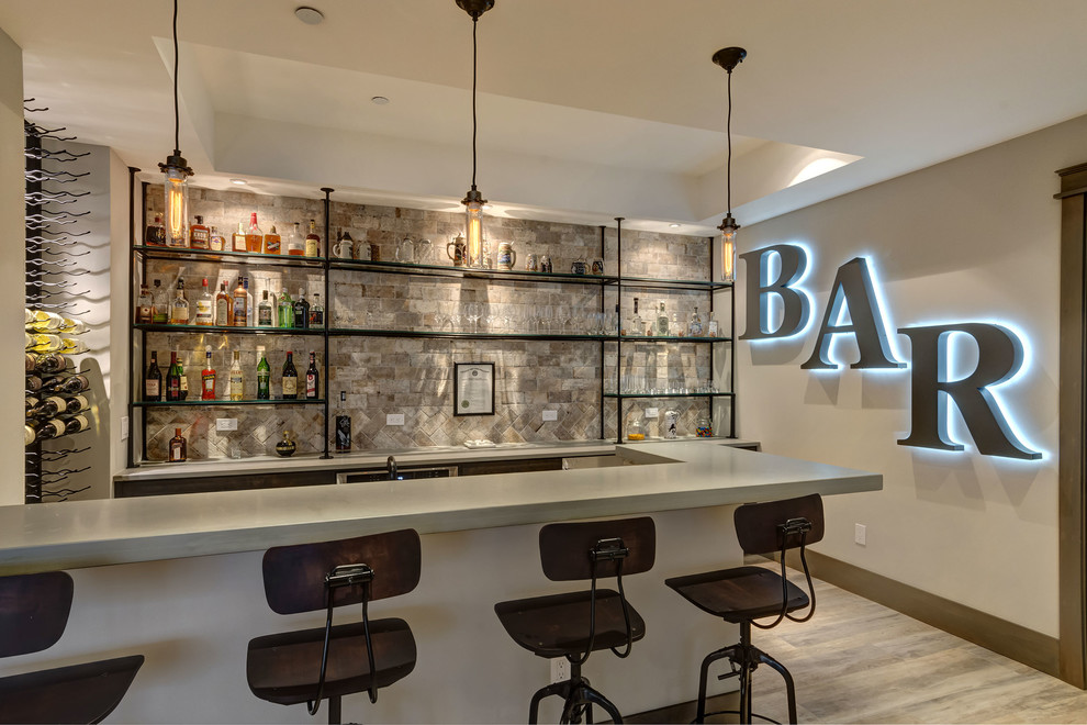Cette image montre un grand bar de salon design avec parquet clair et un sol marron.