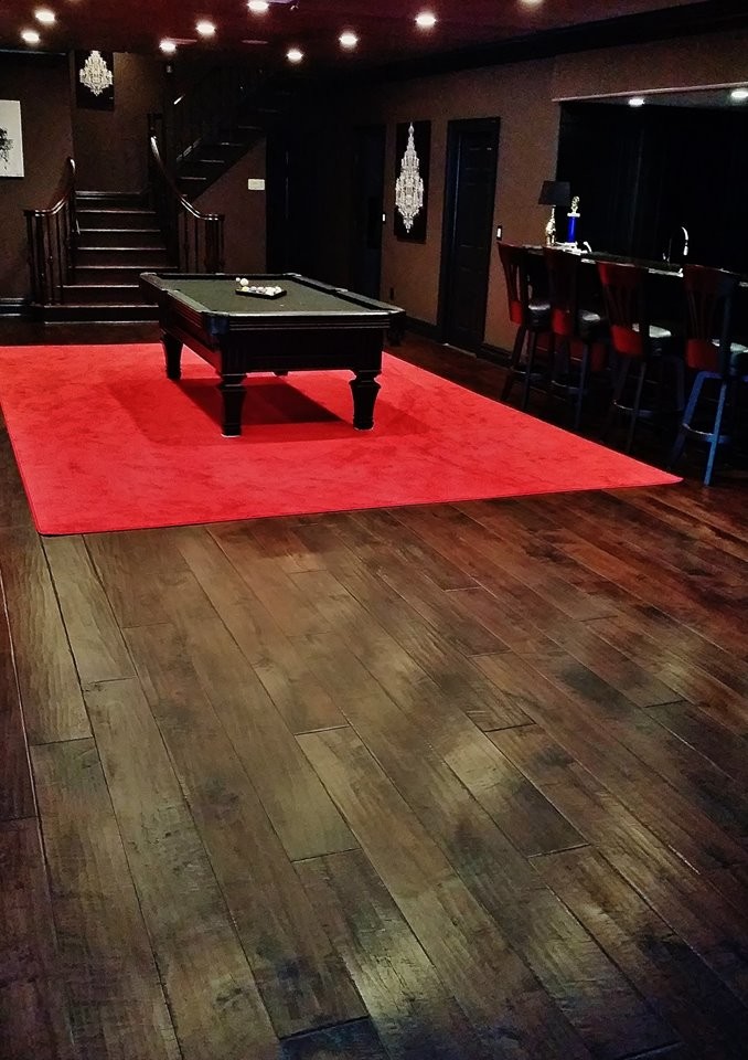 Idee per una taverna minimalista con pavimento in legno massello medio