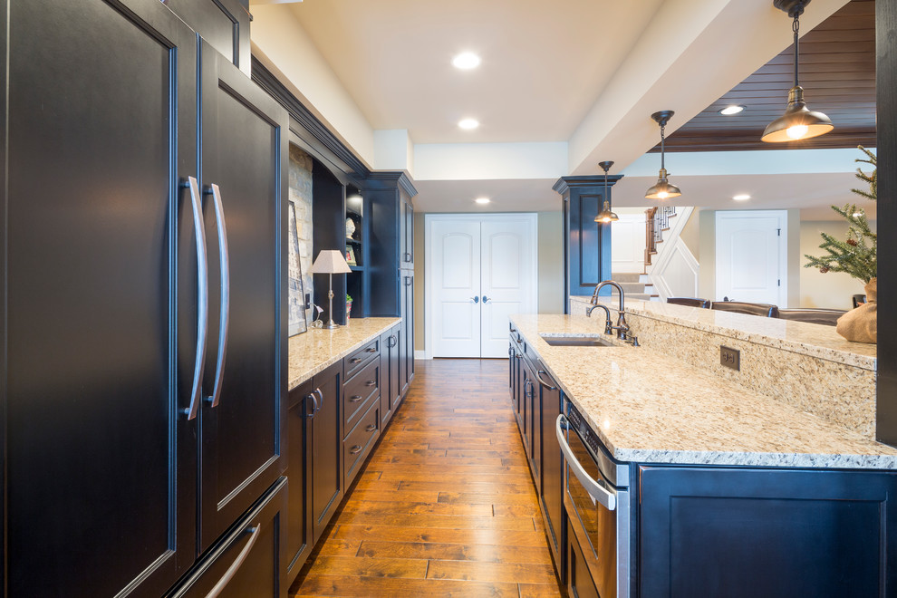 Mittelgroße Rustikale Küche mit braunem Holzboden in Cincinnati